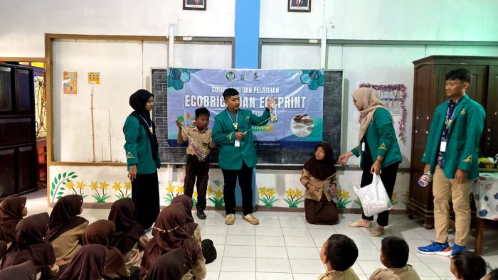 Pembuatan Pojok Baca oleh  Mahasiswa KKN UIN Saizu 02